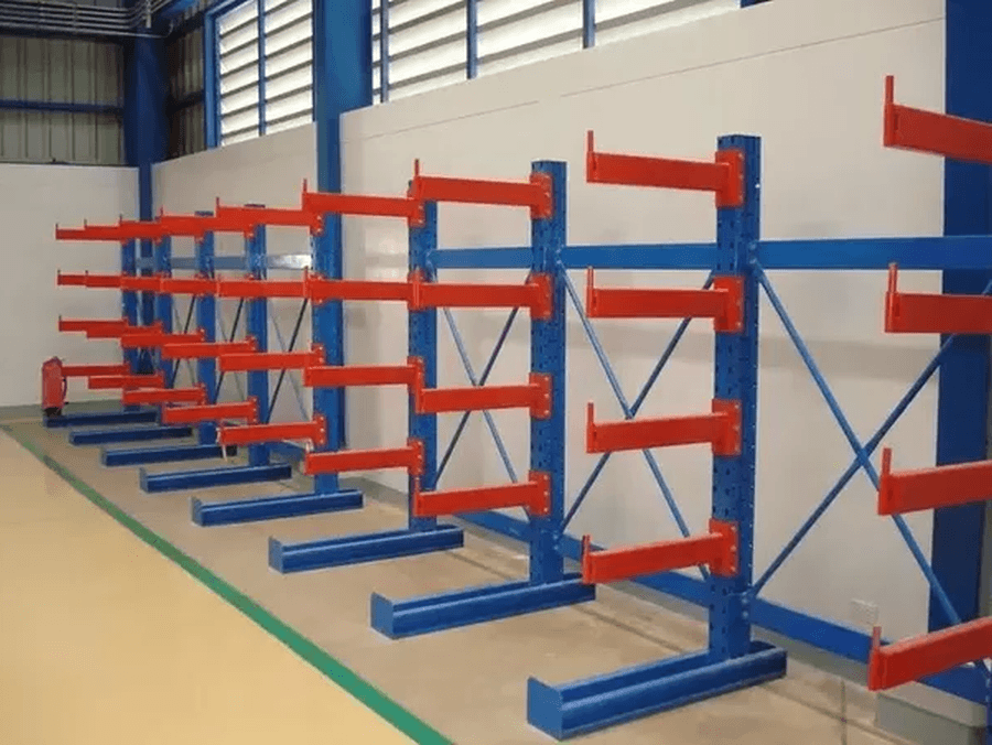 Beneficiile adaugarii de rafturi cantilever la sistemul tau de depozitare