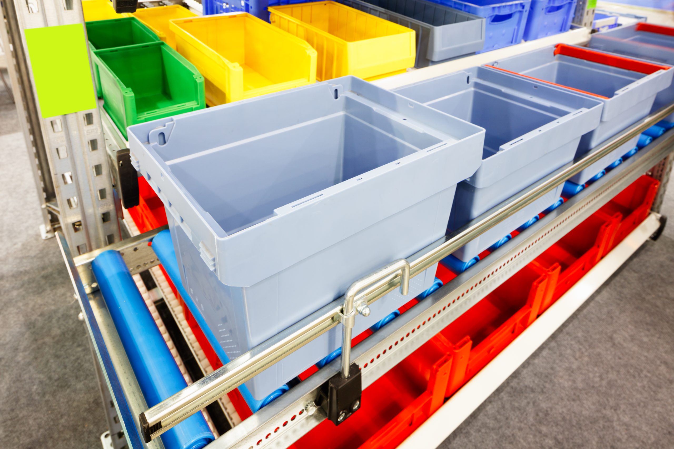 Cutii de depozitare din plastic sau carton?