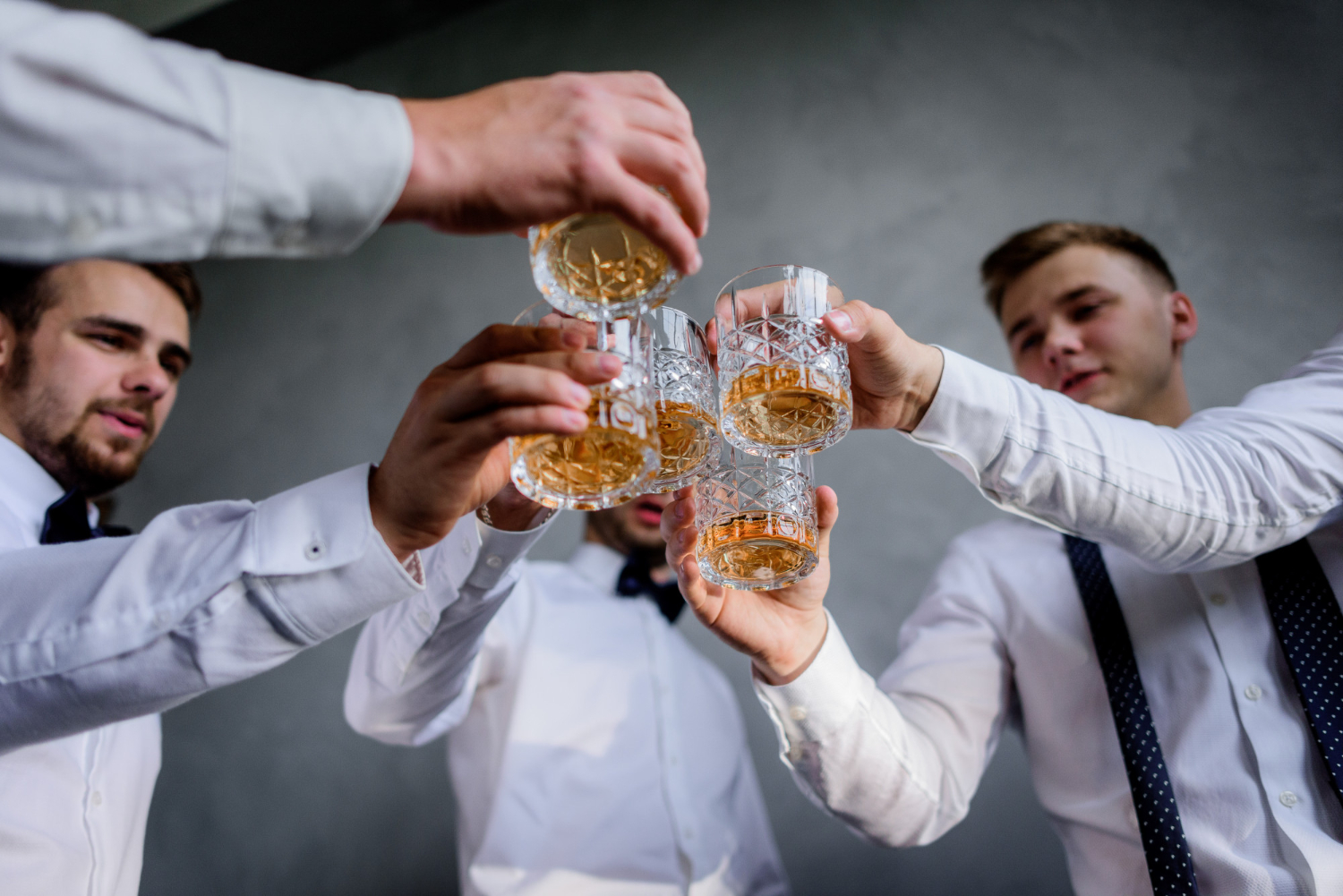 Petreceri si bauturi alcoolice: Importanta si rolul lor in atmosfera festiva