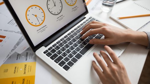 Cum eliberează externalizarea logisticii timpul fondatorului unui magazin online