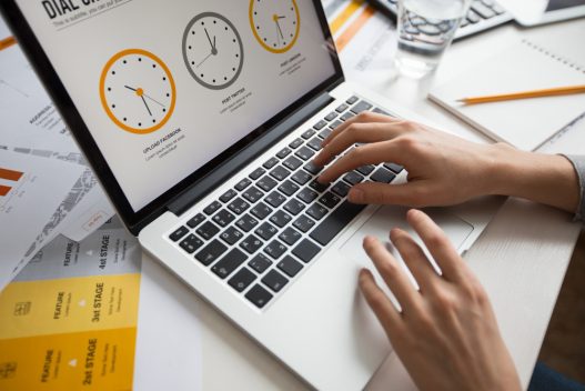 Cum eliberează externalizarea logisticii timpul fondatorului unui magazin online